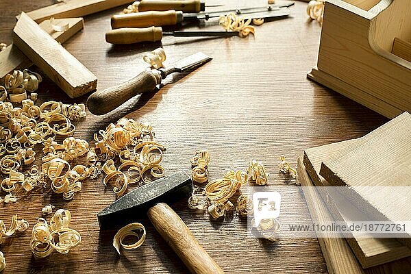 Werkzeuge und Holzspäne in der Werkstatt. Auflösung und hohe Qualität schönes Foto
