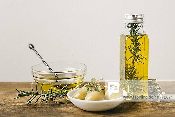 Olivenölflasche mit Rosmarin-Oliven . Auflösung und hohe Qualität schönes Foto