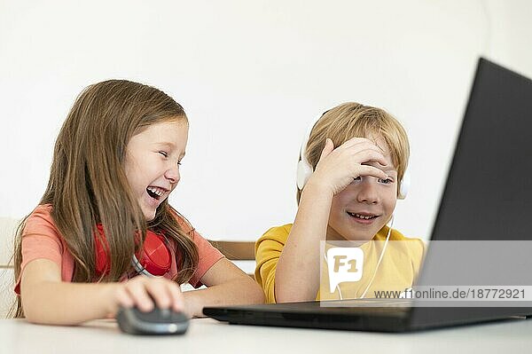 Junge Kinder benutzen gemeinsam einen Laptop