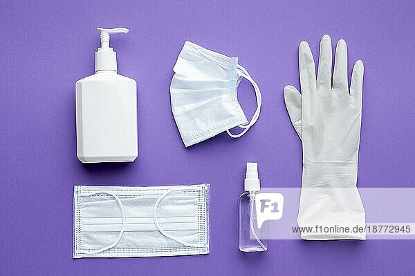 Flach legen Handschuh mit medizinischen Masken flüssige Seife Flasche. Auflösung und hohe Qualität schönes Foto