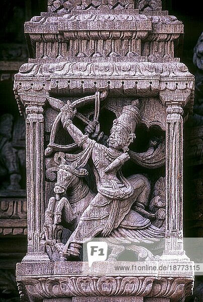 Revanta als Jäger auf einem Pferd  mit Pfeil und Bogen  Holzschnitzereien aus dem 17. Jahrhundert im Meenakshi-Sundareswarar-Tempel Chariot in Madurai  Tamil Nadu  Südindien  Indien  Asien