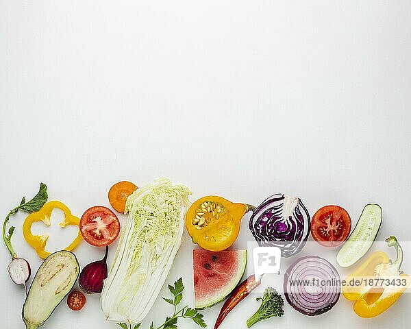 Geschnittenes Gemüse weißer Hintergrund mit Kopierraum. Auflösung und hohe Qualität schönes Foto