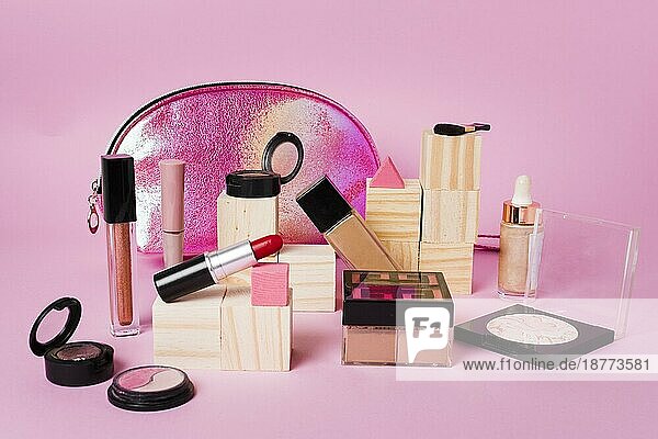 Make-up-Produkte glänzend Kosmetiktasche rosa Hintergrund . Auflösung und hohe Qualität schönes Foto