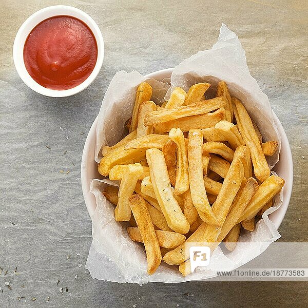 Flat lay Pommes frites Schüssel mit Ketchup-Sauce. Auflösung und hohe Qualität schönes Foto