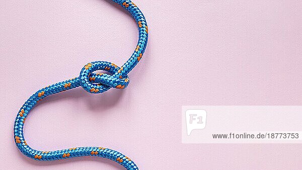 Draufsicht blaues Seil mit Knoten Kopierraum