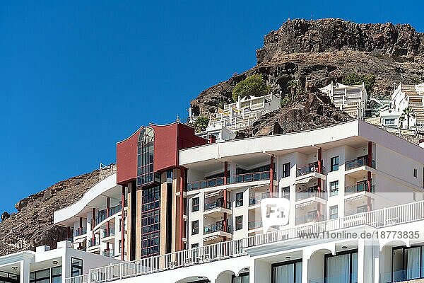 AMADORES  GRAN CANARIA  KANARISCHE INSELN  SPANIEN - 6. MÄRZ : Ferienwohnungen in Amadores  Gran Canaria am 6. März 2022