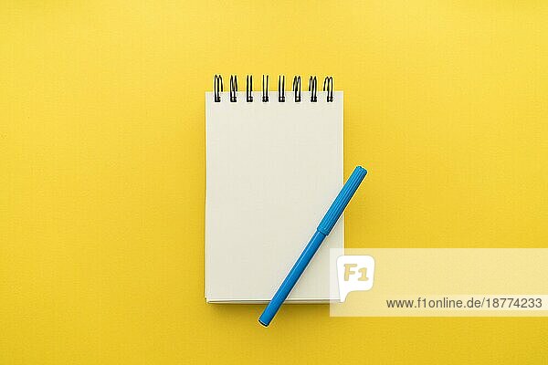 Notizblock mit Stift gelben Hintergrund. Auflösung und hohe Qualität schönes Foto