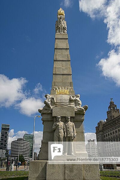LIVERPOOL  UK - 14. JULI: Denkmal für die Helden des Maschinenraums der Titanic am St. Nicholas Place  Pier Head  in Liverpool  England am 14. Juli 2021. Drei nicht identifizierte Personen