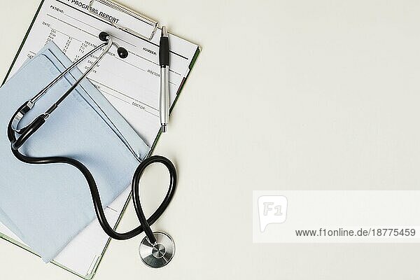 Medizinischer Bericht mit medizinischer Ausrüstung . Auflösung und hohe Qualität schönes Foto