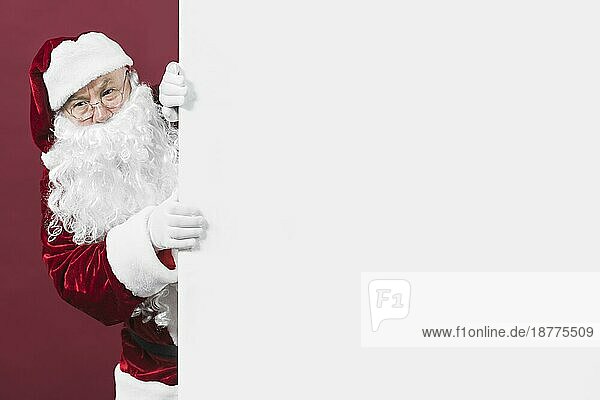 Weihnachtsmann schaut aus weißer wand . Auflösung und hohe Qualität schönes Foto