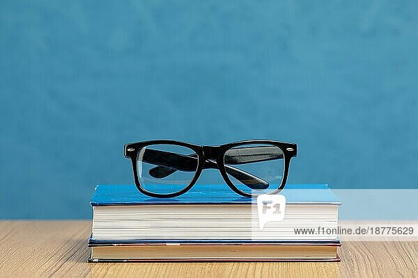 Vorderansicht Bücher mit Brille