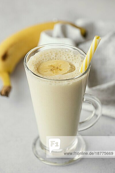 Hohe Winkel leckeren Bananen-Smoothie. Foto mit hoher Auflösung