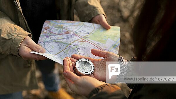 Nahaufnahme Reisende mit Karte Kompass. Schönes Foto