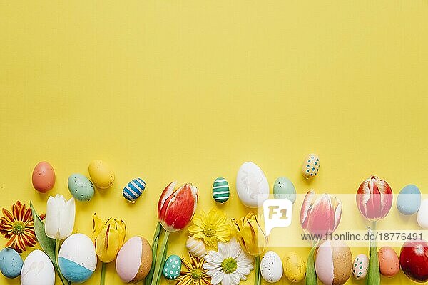 Hell gefärbte Eier mit gelben Blumen. Schönes Foto