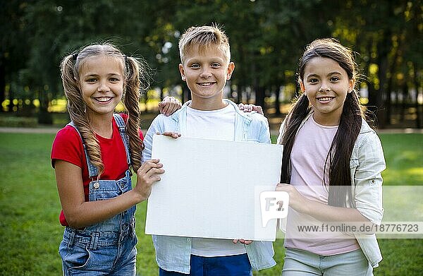 Zwei Mädchen Junge hält Poster ihre Hände