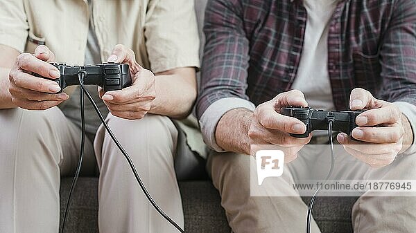 Älteres Paar spielt zusammen Videospiele