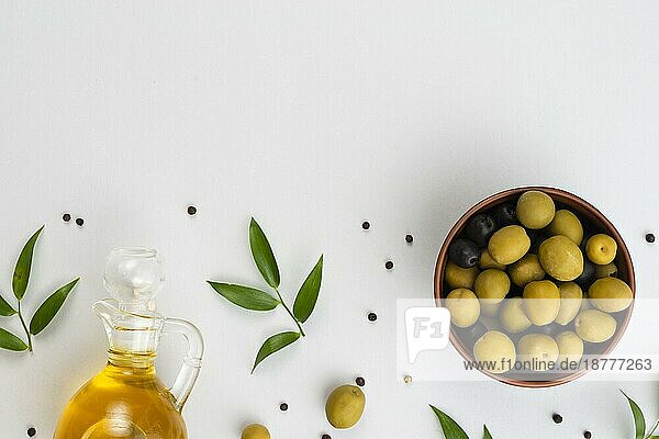 Flach legen Oliven Schüssel Ölflasche. Auflösung und hohe Qualität schönes Foto