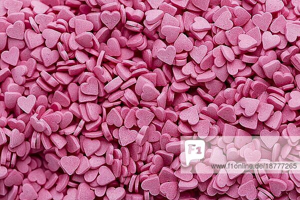 Draufsicht herzförmige rosa Bonbons