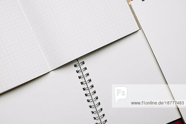 Aufgeschlagene Notizbücher mit weißen Seiten . Auflösung und hohe Qualität schönes Foto