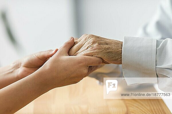 Krankenschwester hält älteren Mann s Hände Komfort. Auflösung und hohe Qualität schönes Foto