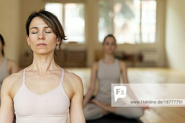 Yogalehrer  die den Unterricht begleiten 3