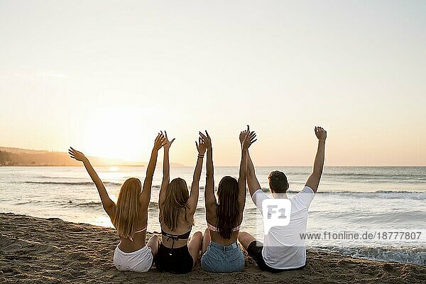 Rückenansicht Freunde halten die Hände hoch. Auflösung und hohe Qualität schönes Foto