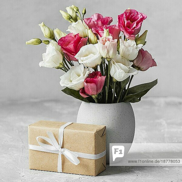 Vorderansicht Blumenstrauß Rosen Vase verpackt Geschenk. Schönes Foto