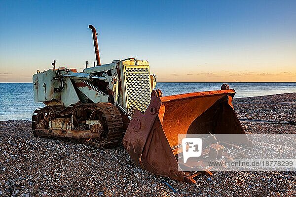 DUNGENESS  KENT  UK _ 17. DEZEMBER : Bulldozer am Strand von Dungeness in Kent am 17. Dezember 2008