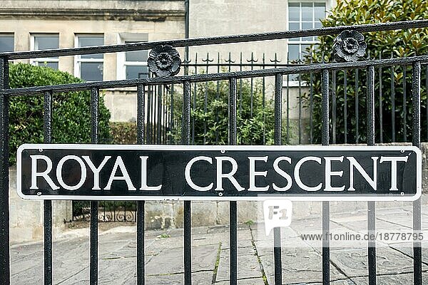 Blick auf das Straßenschild Royal Crescent in Bath Somerset