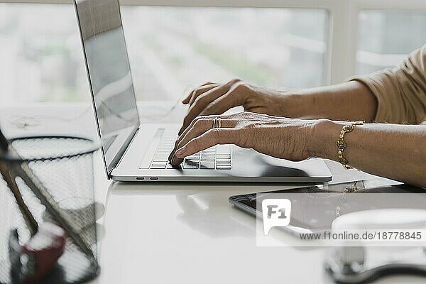 Nahaufnahme Person tippt Laptop. Auflösung und hohe Qualität schönes Foto