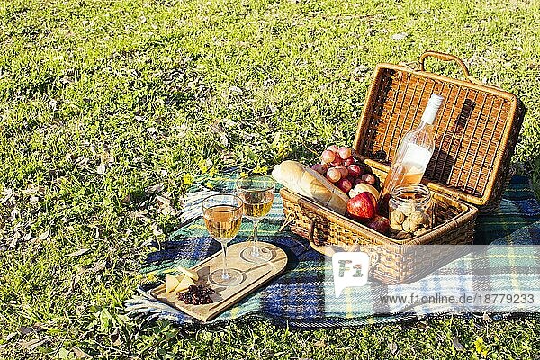 Hohen Winkel Korb voller Leckereien Picknick Tag. Auflösung und hohe Qualität schönes Foto