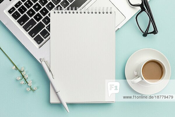 Stift Spirale Notizblock Laptop mit Brille Blume Zweig Kaffeetasse blau Büro Schreibtisch. Auflösung und hohe Qualität schönes Foto
