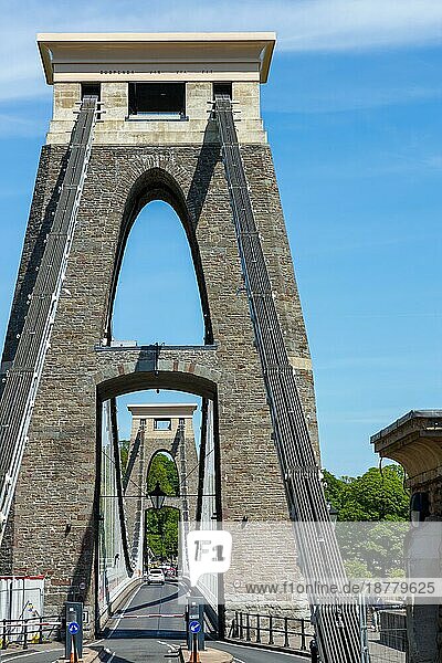 Blick auf die Clifton Suspension Bridge in Bristol am 13. Mai 2019. Drei nicht identifizierte Personen  BRISTOL  Großbritannien  Europa