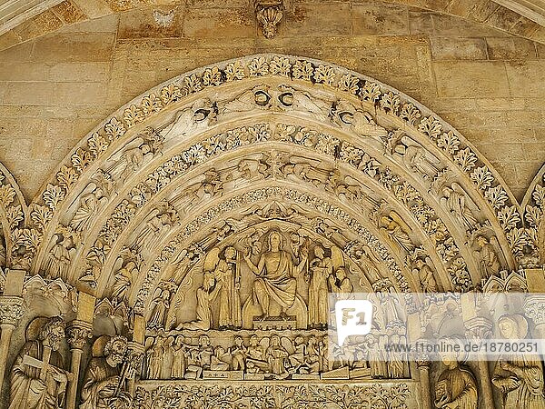 Blick auf den Eingangsbogen der Basilika St. Seurin in Bordeaux