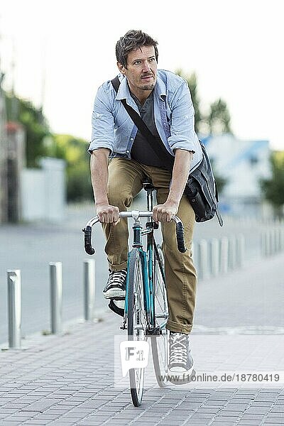 Porträt Mann fährt Fahrrad Stadt