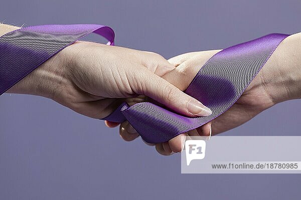 Frauen Hände halten lila Satinband. Auflösung und hohe Qualität schönes Foto