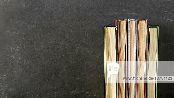Anordnung unterschiedlich großer Bücher mit Kopierraum. Auflösung und hohe Qualität schönes Foto