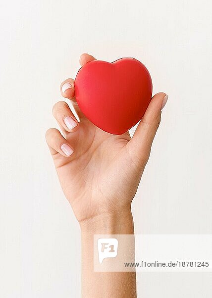 Vorderansicht Hand hält Herzform. Foto mit hoher Auflösung