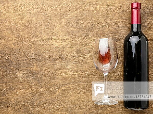 Flachlegendes Weinflaschenglas mit Kopierfeld