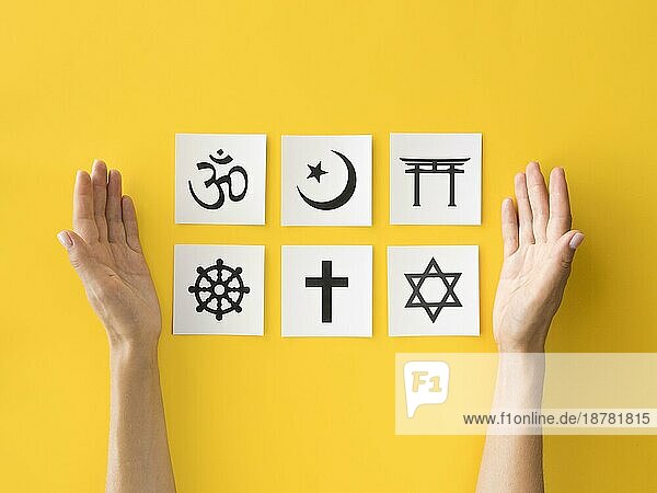 Flachgelegte religiöse Symbole