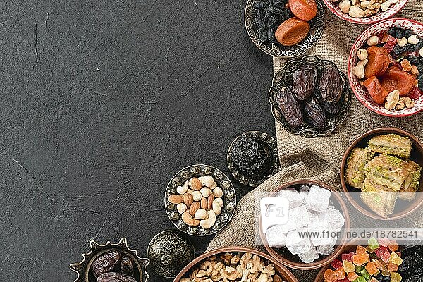 Traditionellen Ramadan Dessert Nüsse metallischen irdenen Schüssel schwarzen Hintergrund. Auflösung und hohe Qualität schönes Foto