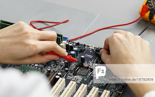 Hohe Winkel weiblichen Techniker reparieren Computer Motherboard. Foto mit hoher Auflösung