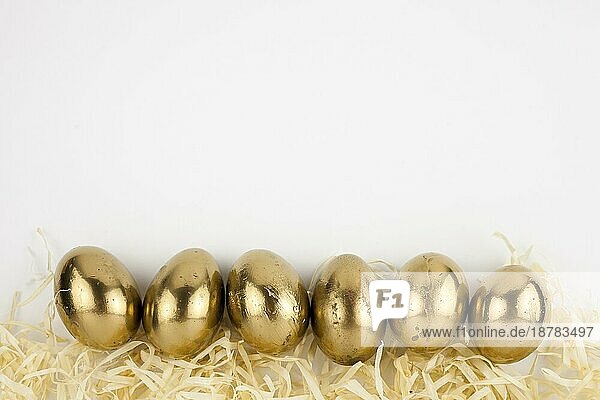Goldene Eier Stroh. Foto mit hoher Auflösung