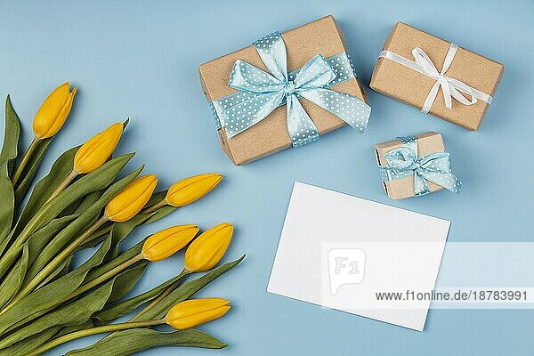 Gelbe Tulpen mit Blankokarte Geschenke
