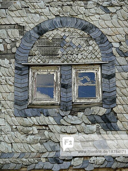 Verwahrlostes Haus  Dachfenster am Schindelhaus  Haus aus Schindeln Maulbronn