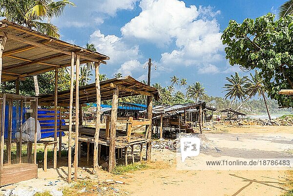 Bauernmarkt an der Südküste Sri Lankas. Alle Stände sind leer und menschenleer. Der Markt befindet sich in Dickwellah. Es ist sehr schmutzig in dieser Gegend