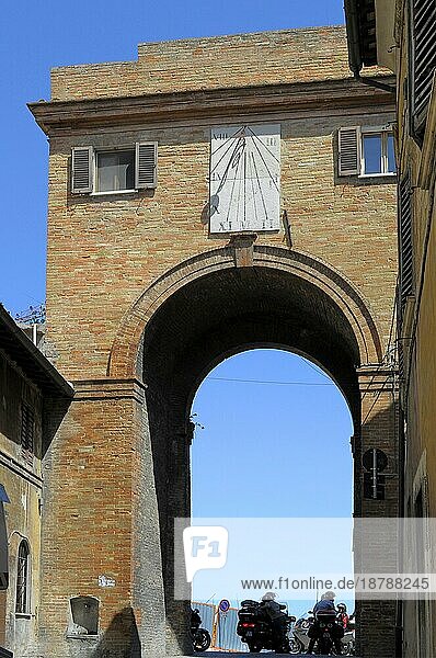 Italia  Italien  Marken  Urbino  Innenstadt  Altstadt  Rundbogentor Porta S. Lucia  Porta Santa Lucia ad Urbino  Europa