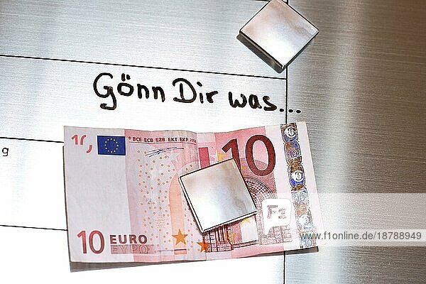 10-Euroschein an Magnetpinwand  mit Notiz 'Gönn Dir was'
