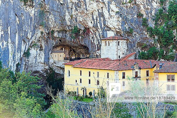 Die Heilige Höhle von Covadonga ist ein katholisches Heiligtum in Asturien  Spanien. In der Nähe der Basilika ist die Höhle dem Kult der Jungfrau von Covadonga gewidmet. Die Cova Dominica ist die Höhle der Frau