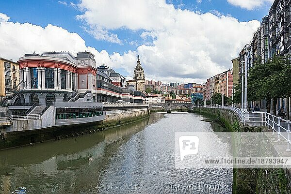 Hausfassaden in Bilbao entlang des Flusses Nervion  der durch die Stadt ins Kantabrische Meer fließt. Die Wohnblöcke befinden sich im Stadtteil San Frantzisko  links der Mercado de la Ribera